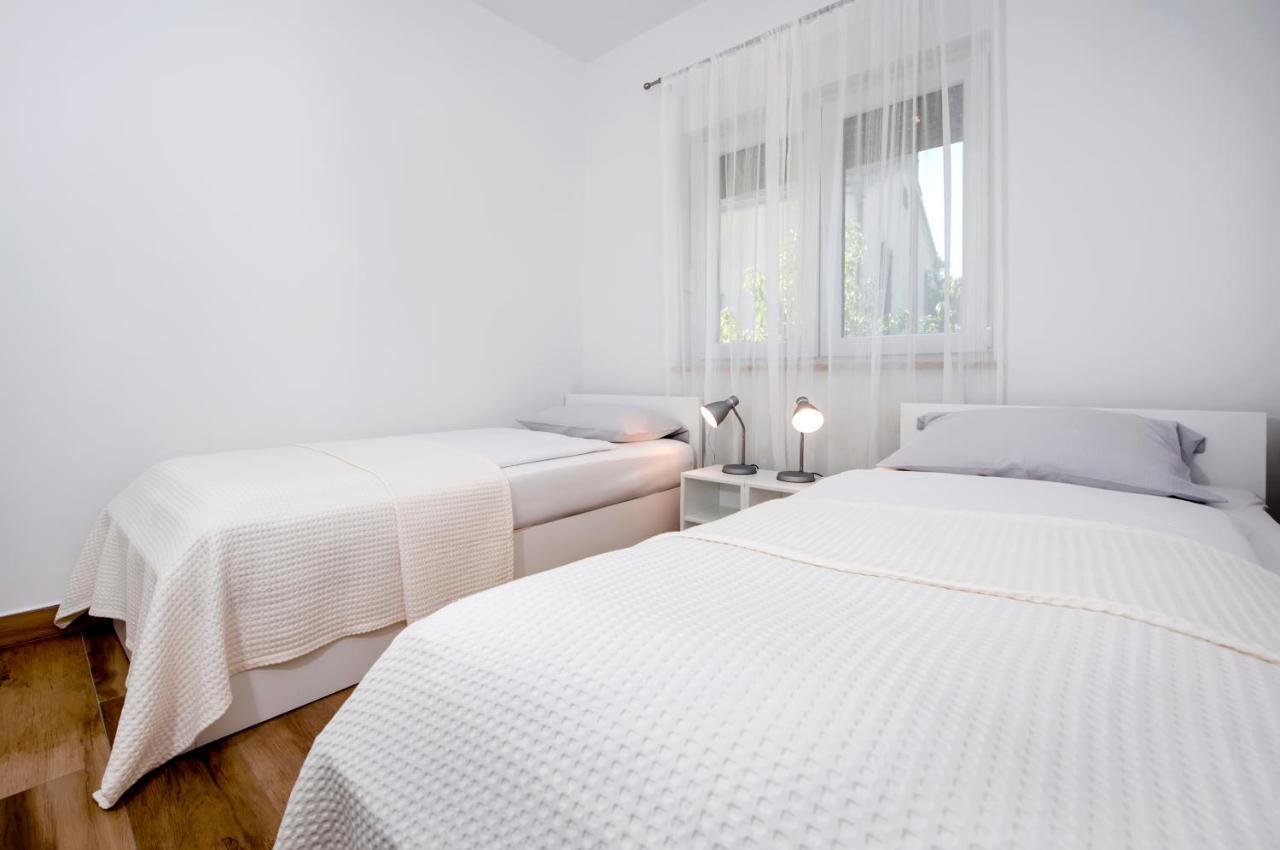 Apartmani Brajkovic Ровин Екстериор снимка
